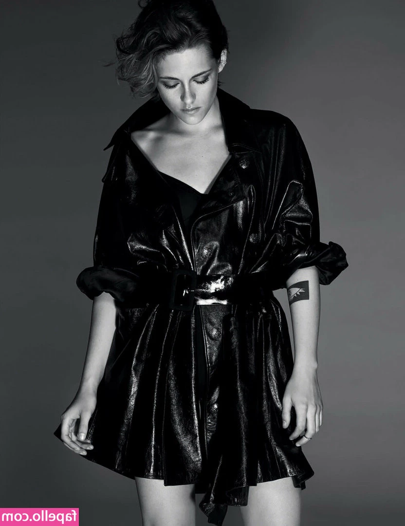 Kristen Stewart [ kristen-stewart ] - Eu só queria estudar    Mas a bucetinha começa a pulsar pensando em