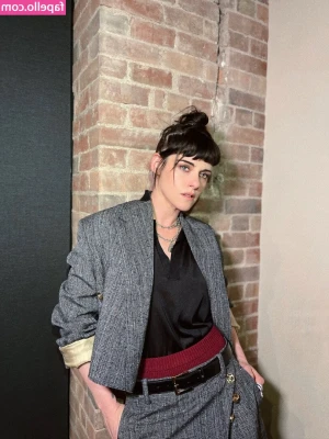 Kristen Stewart [ kristen-stewart ] - Fixing my little 🎄