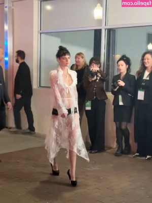 Kristen Stewart [ kristen-stewart ] - posing for everyone if anyone wants to see more or spisific content