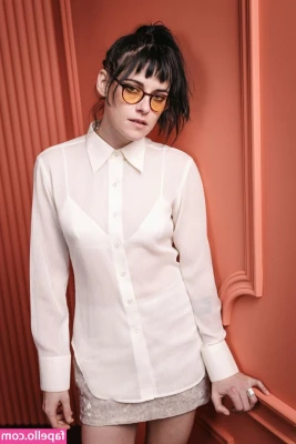 Kristen Stewart [ kristen-stewart ] - It feels nice to catch some sun