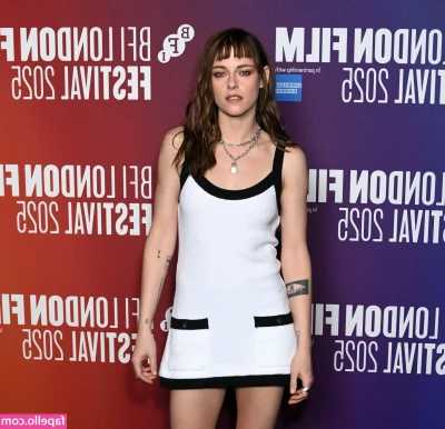 Kristen Stewart [ kristen-stewart ] - It’s winter horny wonderland with me 🎅🏻👅