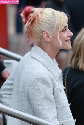 Kristen Stewart [ kristen-stewart ] - A ver si colaboráis que necesito coger hotel para grabar mucho