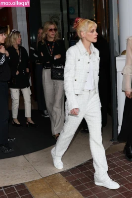 Kristen Stewart [ kristen-stewart ] - Sneaky flash