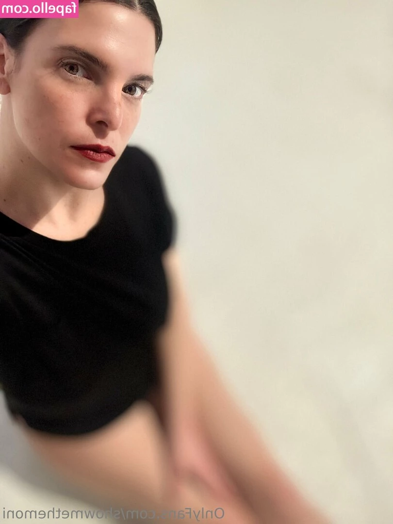 showmethemoni [ showmethemoni-1 ] - When in doubt, wear black 🖤🖤