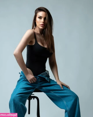 Sara Riccardi [ sara-riccardi ] - Please  I always wanted to be the red-haired Latina that makes you