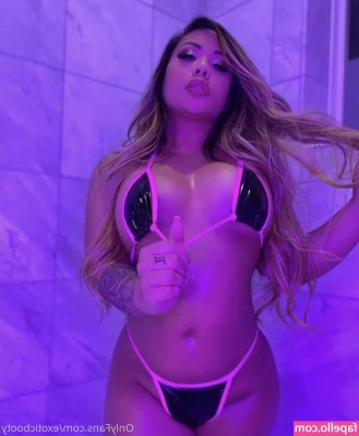 exoticbooty - Hey! what's your hand doing there?? 🤨