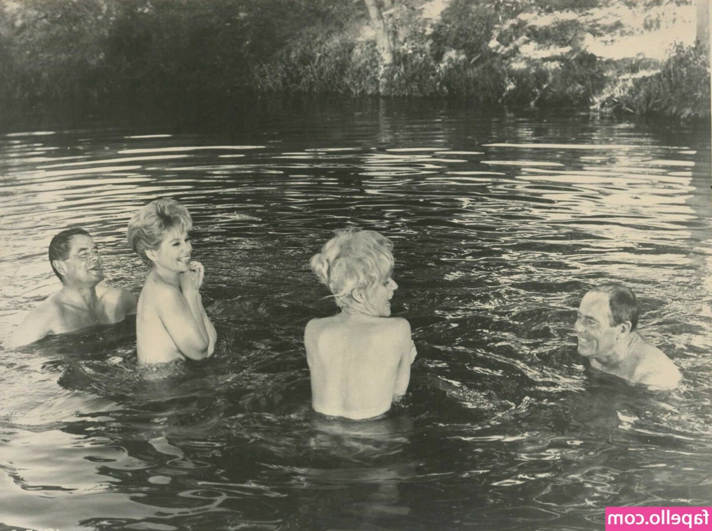 Vintage Starlets [ vintage-starlets ] - Flashing my girl dick outside!! part 1