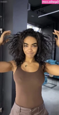 Alicia Awa [ alicia-awa ] - Do you mind texting me a sexy picture of yourself? 😉