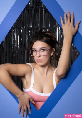Millie Bobby Brown [ millie-bobby-brown-1 ] - Public displays of affection