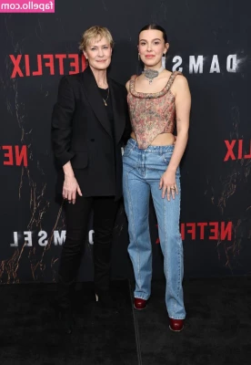 Millie Bobby Brown [ millie-bobby-brown-1 ] - Stay hydrated <3