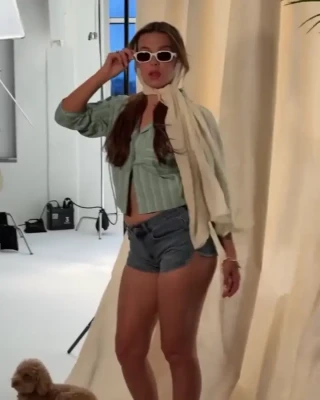 Millie Bobby Brown [ millie-bobby-brown-1 ] - Mis pies en la orilla del río....