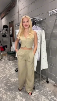 Millie Bobby Brown [ millie-bobby-brown-1 ] - Morning reads and snacks 😼