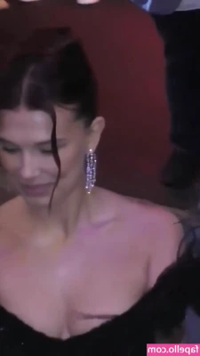 Millie Bobby Brown [ millie-bobby-brown-1 ] - Would you cum on my face? 🥰