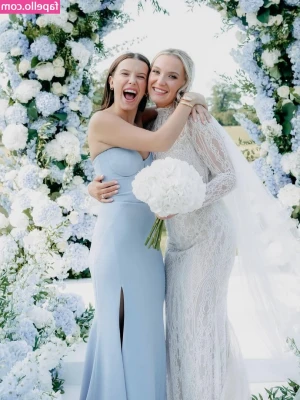 Millie Bobby Brown [ millie-bobby-brown-1 ] - Princess Leia and Yoda photo set