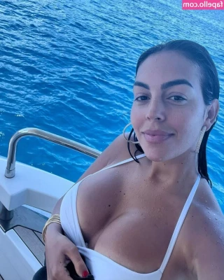 Georgina Rodriguez [ georgina-rodriguez ] - Jiggle jiggle
