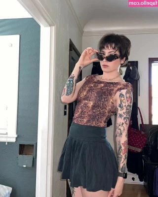 Anisa Jomha [ anisa-jomha ] - Hey, I found an interesting costume ! How do i look ?