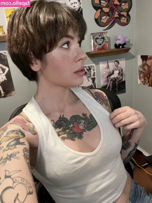 Anisa Jomha [ anisa-jomha ] - I like it from the back😈🍑