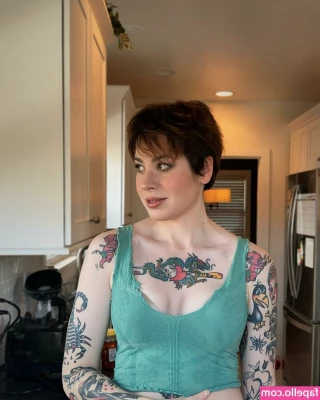Anisa Jomha [ anisa-jomha ] - My kitchen can sometimes be as hot as my lingerie photo shoots 🔥