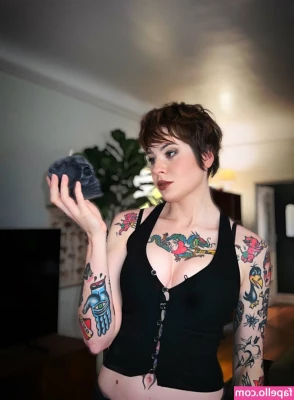 Anisa Jomha [ anisa-jomha ] - Before work one day I Woke up insanely horny so I thought why not