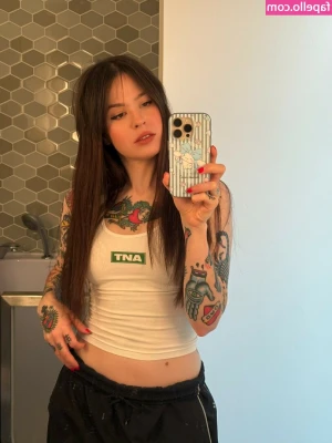 Anisa Jomha [ anisa-jomha ] - Ready for someone to get behind me