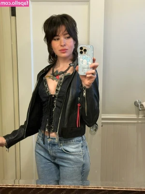 Anisa Jomha [ anisa-jomha ] - I really like the way my boobs look todaaay