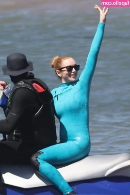 Lindsay Lohan [ lindsay-lohan ] - Hi my lovelies  I m sorry for the lack of content  My vanilla job has