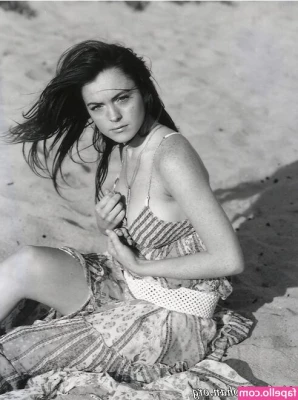 Lindsay Lohan [ lindsay-lohan ] - Melt for Shiny   My big shiny tits will melt you and mesmerize you