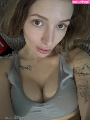 natashatosini [ natashatosini-2 ] - 🇮🇹/🇬🇧 CAPTION:  Sei tornato prima dal tuo viaggio di