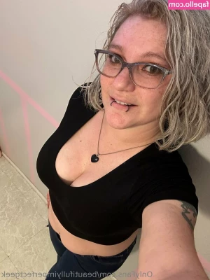 beautifullyimperfectgeek - Одним поглядом можна вбити любов 