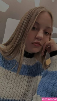 dashenka18 - Trying some anal training. Im trying to be a good girl and take this