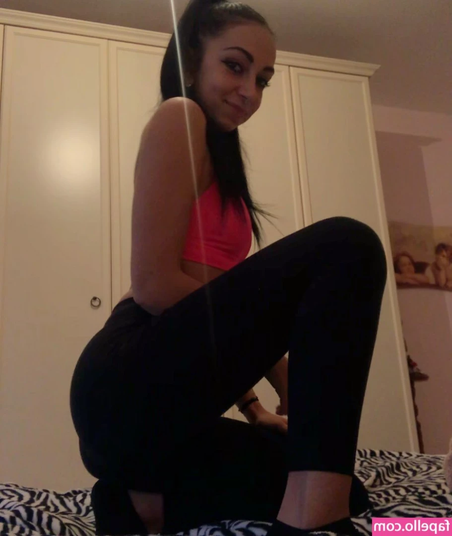 Valeria Strippoli [ valeria-strippoli ] - hey baby  do you want to play