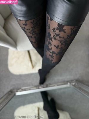 Missintights [ missintights-1 ] - wait i’m doing my first live tonight at 9 PST🤭