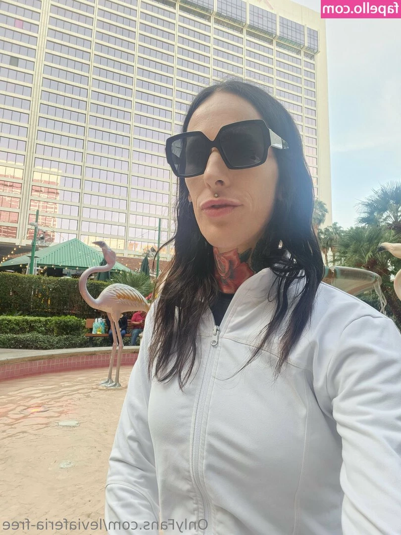 leviaferia-free - I wanna lick a juicy cock just like this👅💦