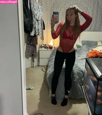 oonagh.kittie [ oonagh-kittie ] - No hair and makeup but the pussy still good