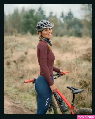 Puckmoonen - A pose that says come closer. Are you up for the challenge? 😏