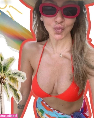Hadise - Peak a boob!