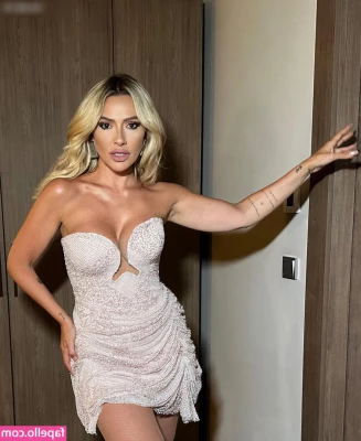 Hadise - Got some new Calvin s in  and of course I had to try them on to see