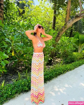 Hadise - strip tease anyone?