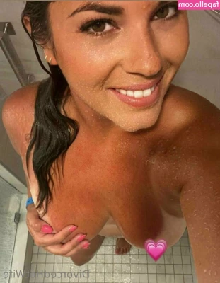 divorcedhotwife - Flashing outside in my bikini 💦