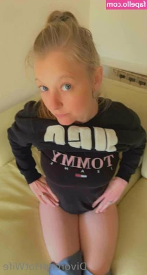 divorcedhotwife - i love nature and big cocks... 🍆💦 what about you?
