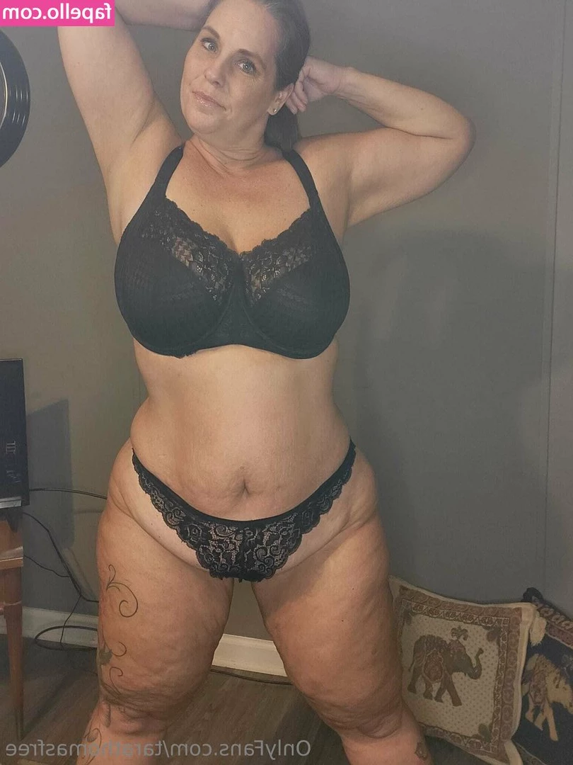 tarathomasfree - Boobs in weird places