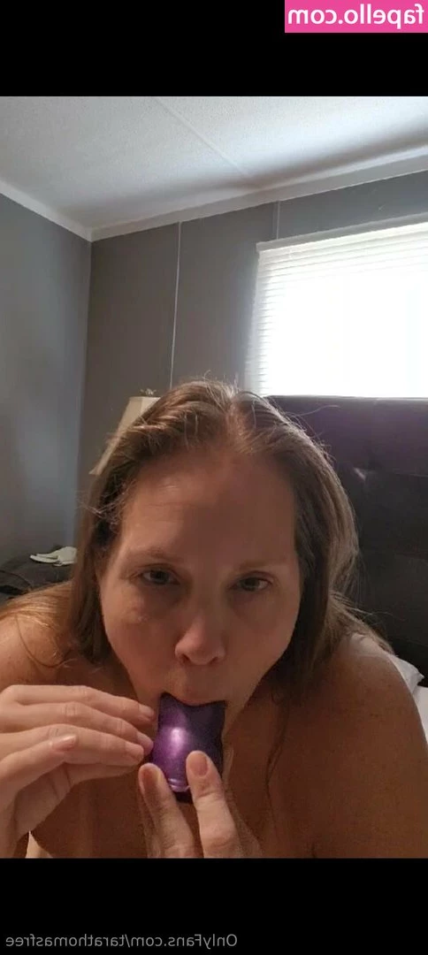 tarathomasfree - Ammira per bene i miei piedi in queste calze velatissime, se le stai