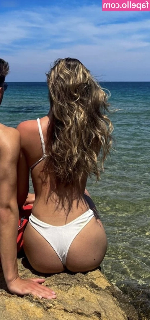 Lia Roul [ lia-roul ] - Sports time, you want to see how my glutes strain when I do a deep