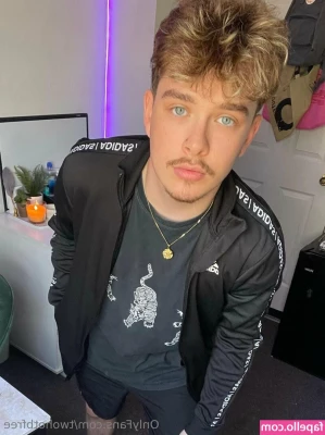 twohotbfree - I'm playing League of Legends right now 😍