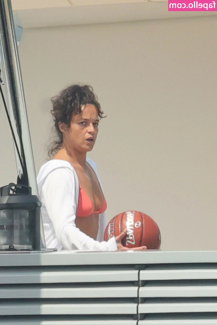 Michelle Rodriguez [ michelle-rodriguez ] - I'm curious to know, do you like to draw? 👩‍🎨🎨 If so, I'd