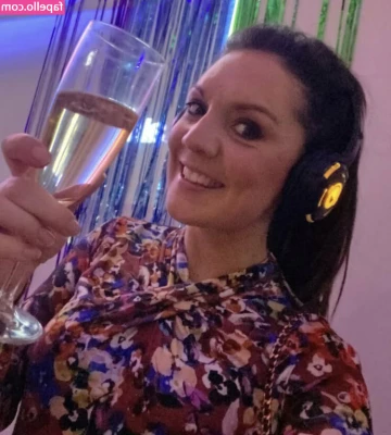 Laura Tobin [ laura-tobin ] - Tippy toes in a short dress