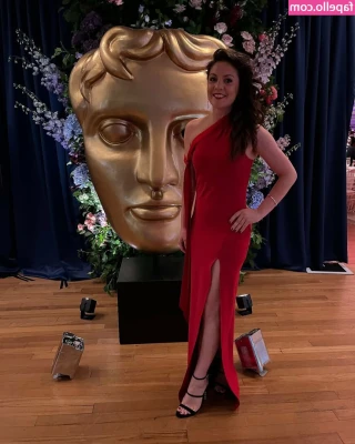 Laura Tobin [ laura-tobin ] - Who’s getting sat on first😈