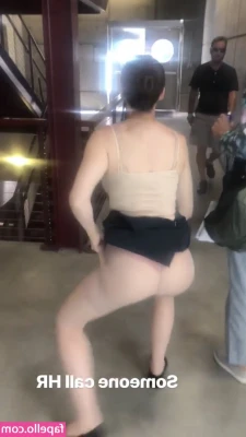 Whitney Cummings [ whitney-cummings ] - Say hi ONLY if you think pussy is a suitable breakfast option😜