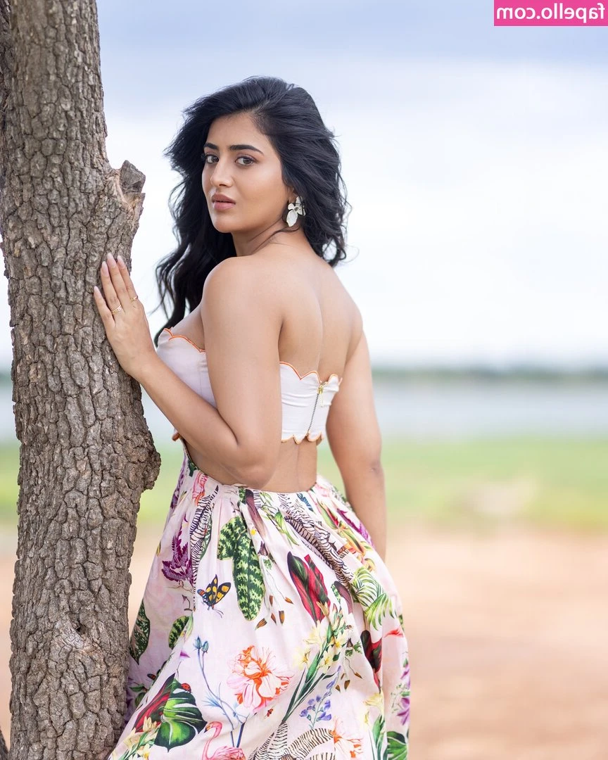 Rashi Singh [ rashi-singh ] - Bent over in my thong😏