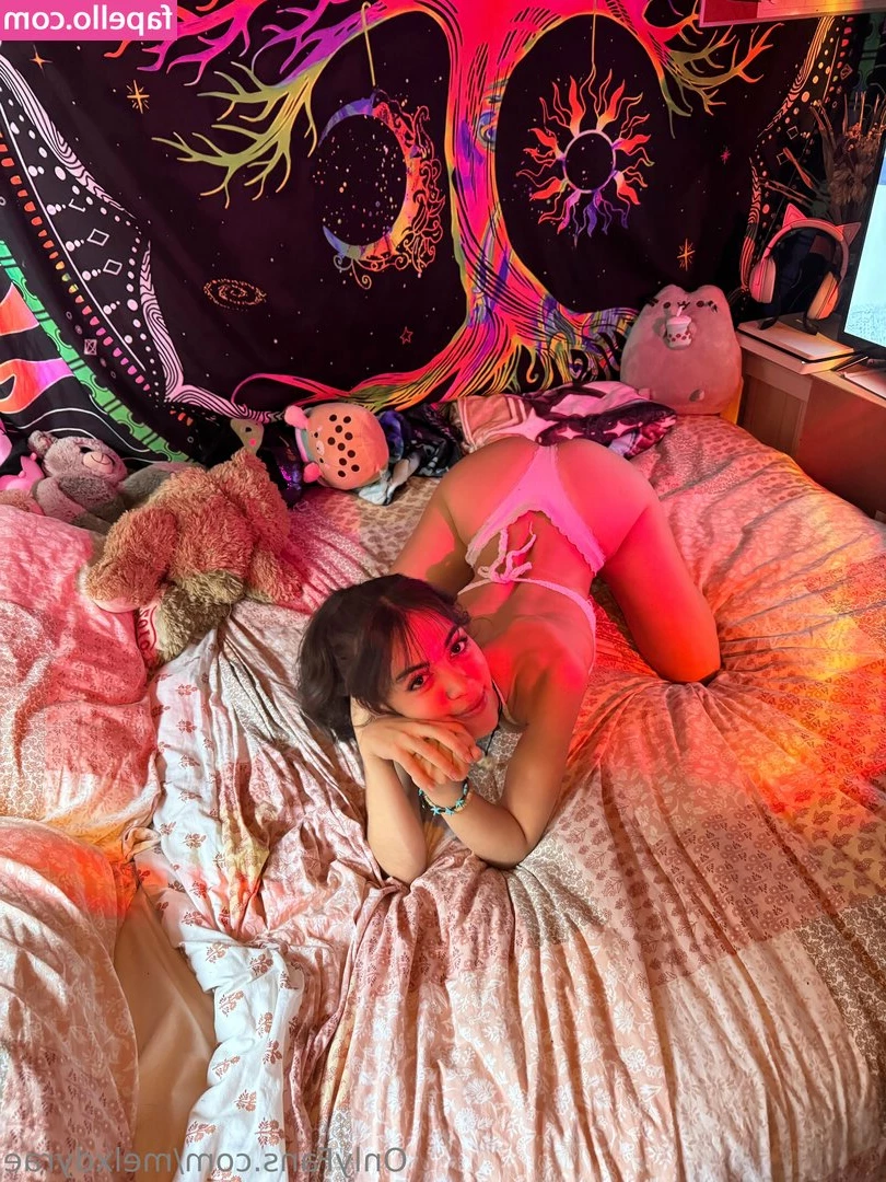 melxdyrae - Would you mind if I rest my feet on you
